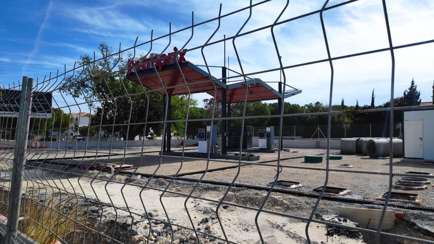 Misterio por una gasolinera de El Campello que lleva con las obras paradas desde hace meses