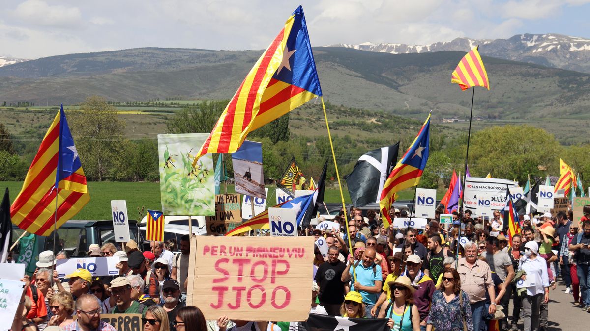 Una part dels participants a la mobilització en contra dels Jocs d&#039;hivern del 2030, convocada per la Plataforma Stop JJOO, caminant per la zona industrial de Puigcerdà