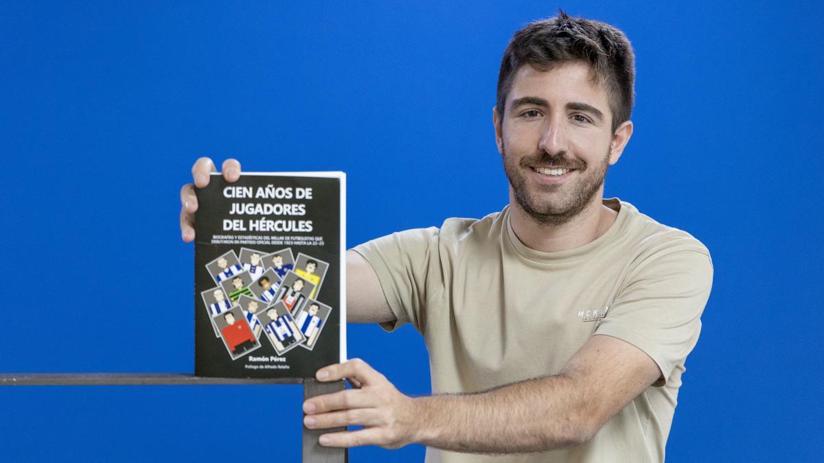 Ramón Pérez posa con un ejemplar de su libro