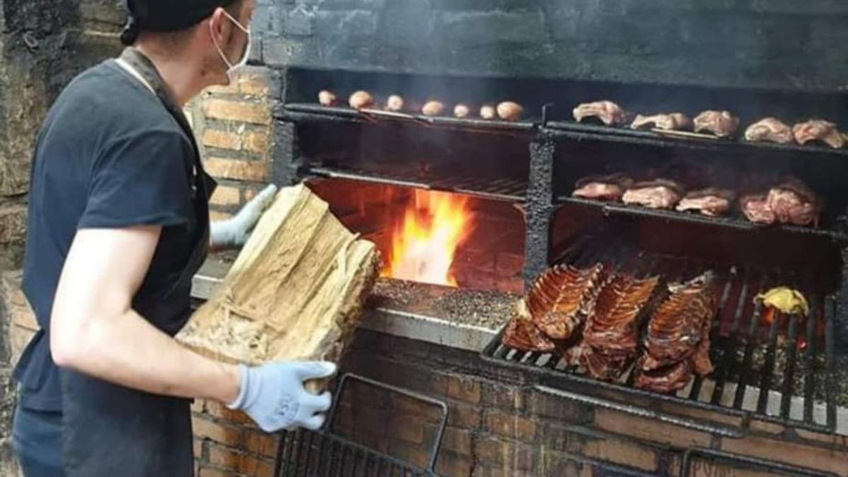 Juanjo García, gerente de O Churrasco de Rubiáns, destaca la importancia de la carne en una fiesta como la de San Juan.  En la foto, uno de sus fogones. | //  FDV