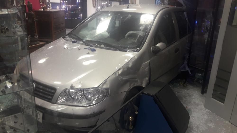 Un coche fuera de control se estrella contra una tienda en las Avenidas de Palma