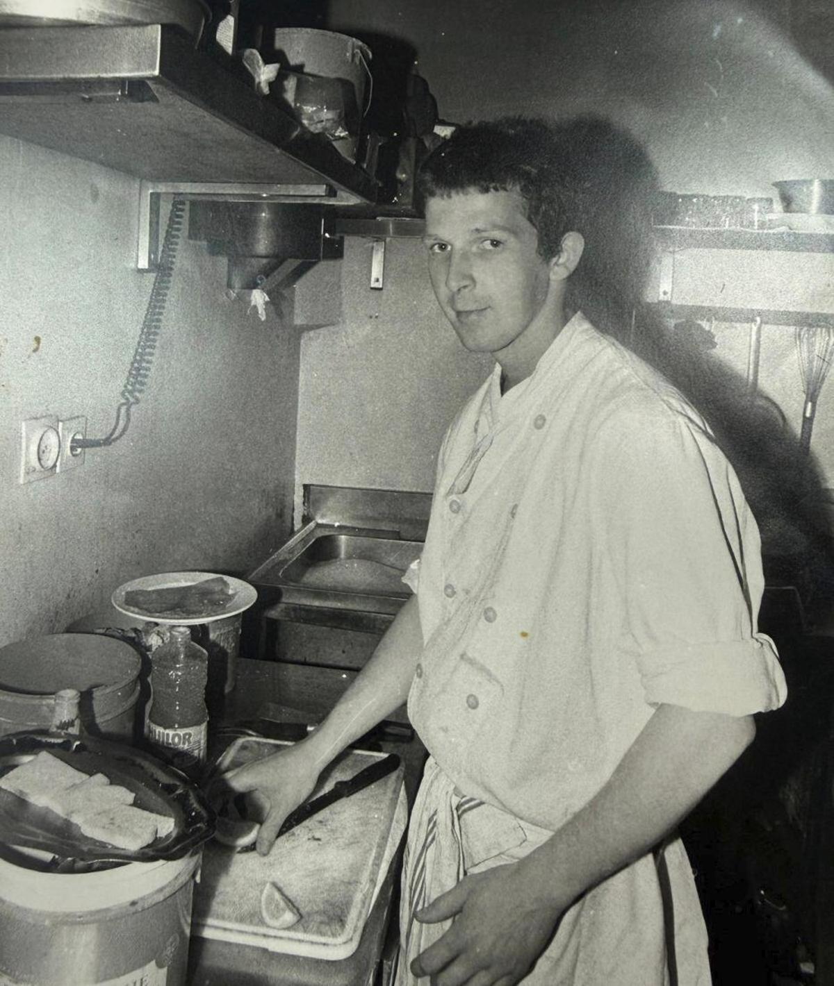 Philippe, muy joven, en la cocina de Bistrot de Bordeaux en Burdeos, Francia. | ARCHIVO PERSONAL DE PHILIPPE INGRIMEAU