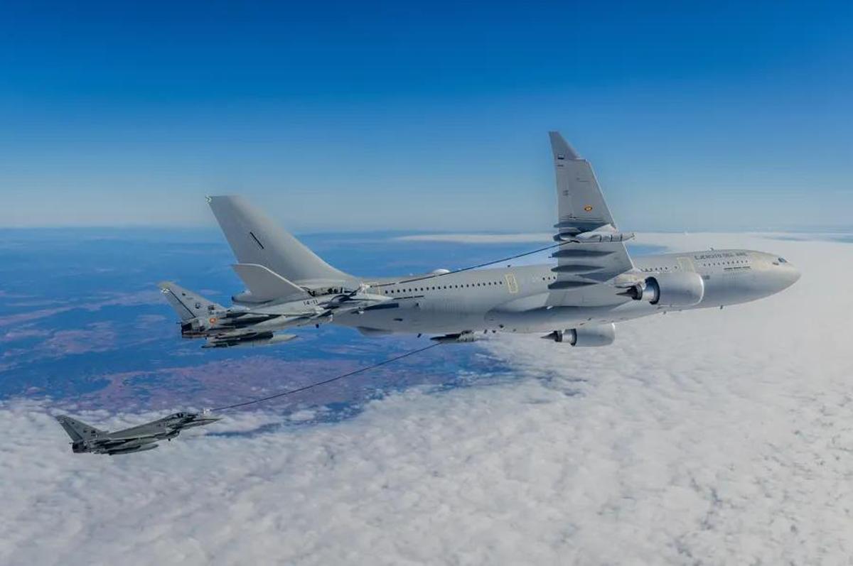 Un avión cisterna MRTT de Airbus suministra en vuelo a dos cazas Eurofighter españoles