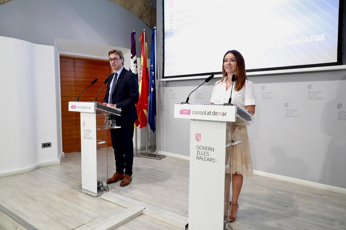 El vicepresidente económico, Antoni Costa, y la consellera de Vivienda, Marta Vidal, en la presentación del decreto ley