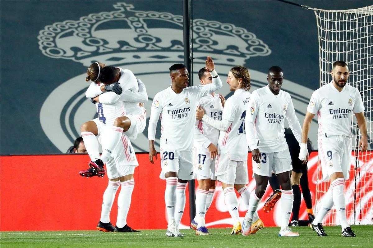 Soccer Football - La Liga Santander - Real Madrid v Atletico Madrid - Estadio Alfredo Di Stefano  Madrid  Spain - December 12  2020 Real Madrid s Casemiro celebrates scoring their first goal with teammates REUTERS Juan Medina