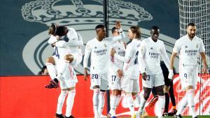 Soccer Football - La Liga Santander - Real Madrid v Atletico Madrid - Estadio Alfredo Di Stefano  Madrid  Spain - December 12  2020 Real Madrid s Casemiro celebrates scoring their first goal with teammates REUTERS Juan Medina