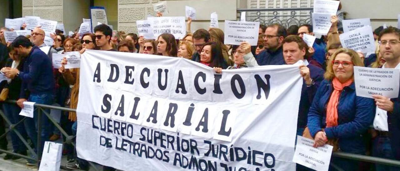 Imagen de archivo de una protesta de letrados de la Administración de Justicia. | | E.D.