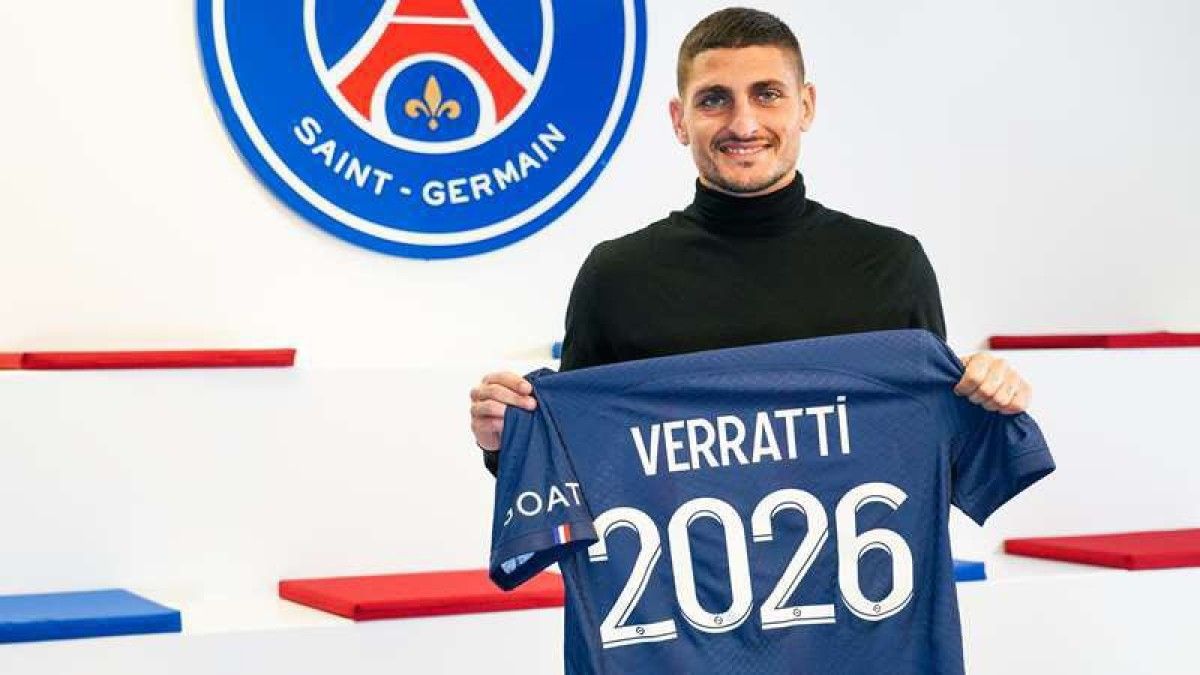 Verratti posando con la camiseta de su renovación