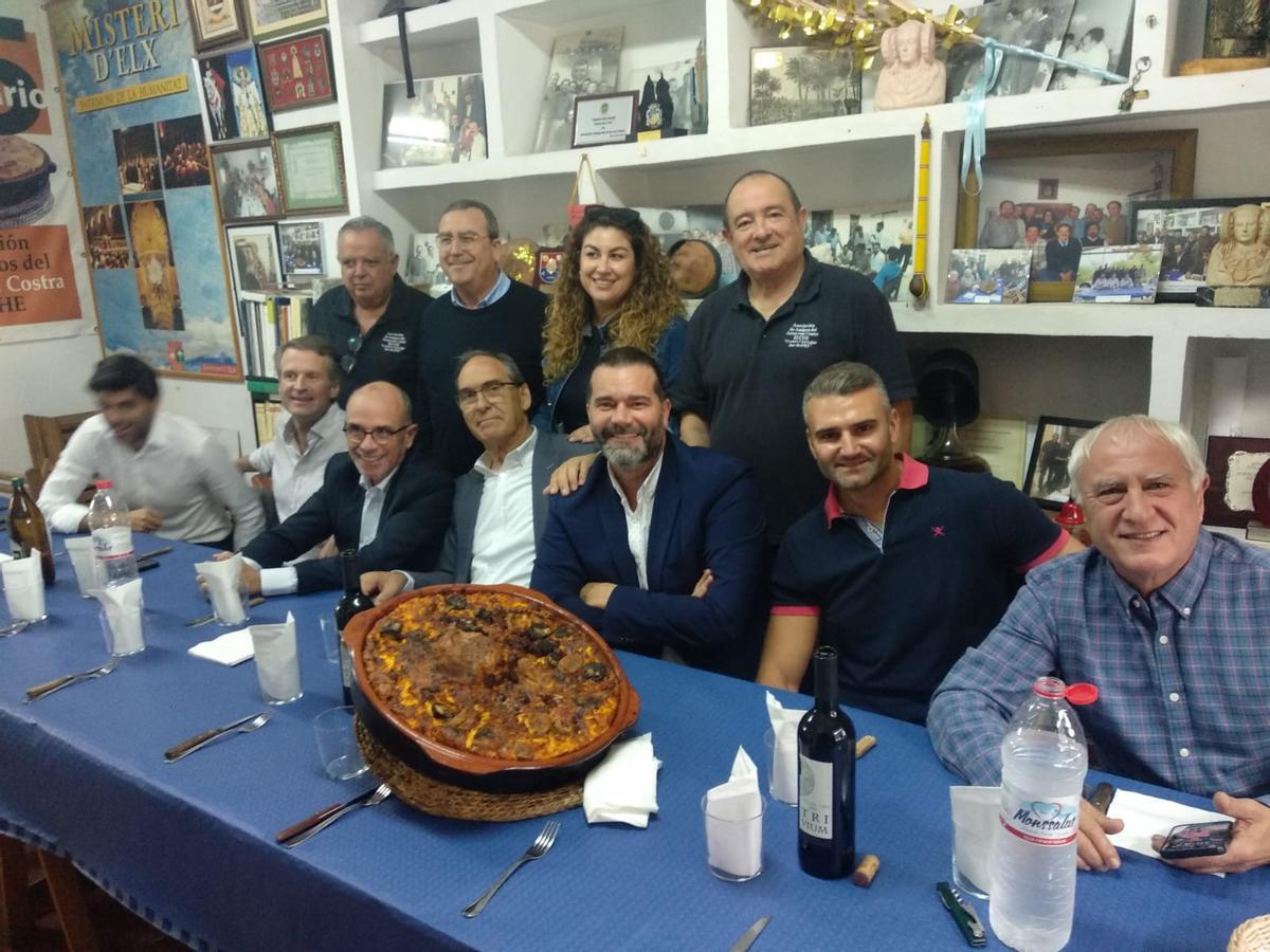 La foto con el perol de costra antes de la degustación