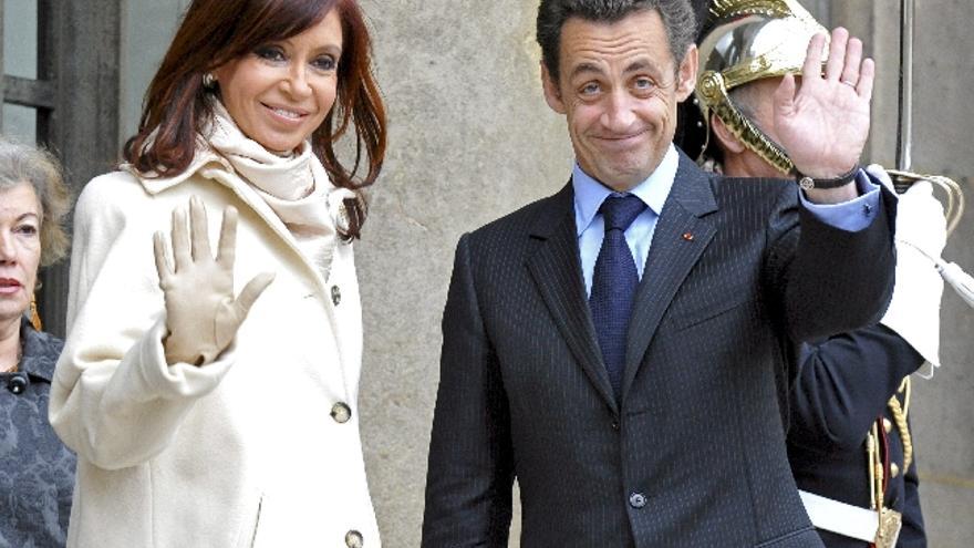 El presidente francés, Nicolas Sarkozy, recibe a su homóloga argentina, Cristina Fernández de Kirchner, antes de su almuerzo de trabajo celebrado en el Palacio Elíseo en París, Francia.