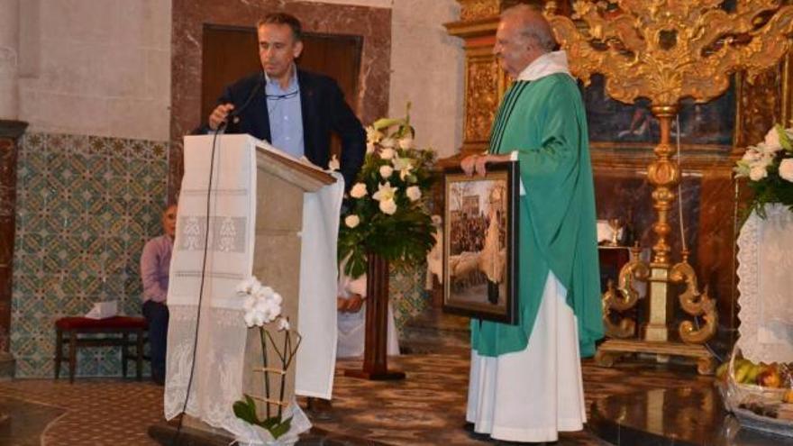 El alcalde Martí Fornés junto a Pere Fiol en la misa.