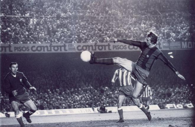 El 22 de diciembre de 1973 Johan Cruyff asombró al mundo con este salto acrobático para batir a Miguel Reina en el Camp Nou en el partido contra el Atlético de Madrid, un gol que le valió el sobrenombre de el holandés volador