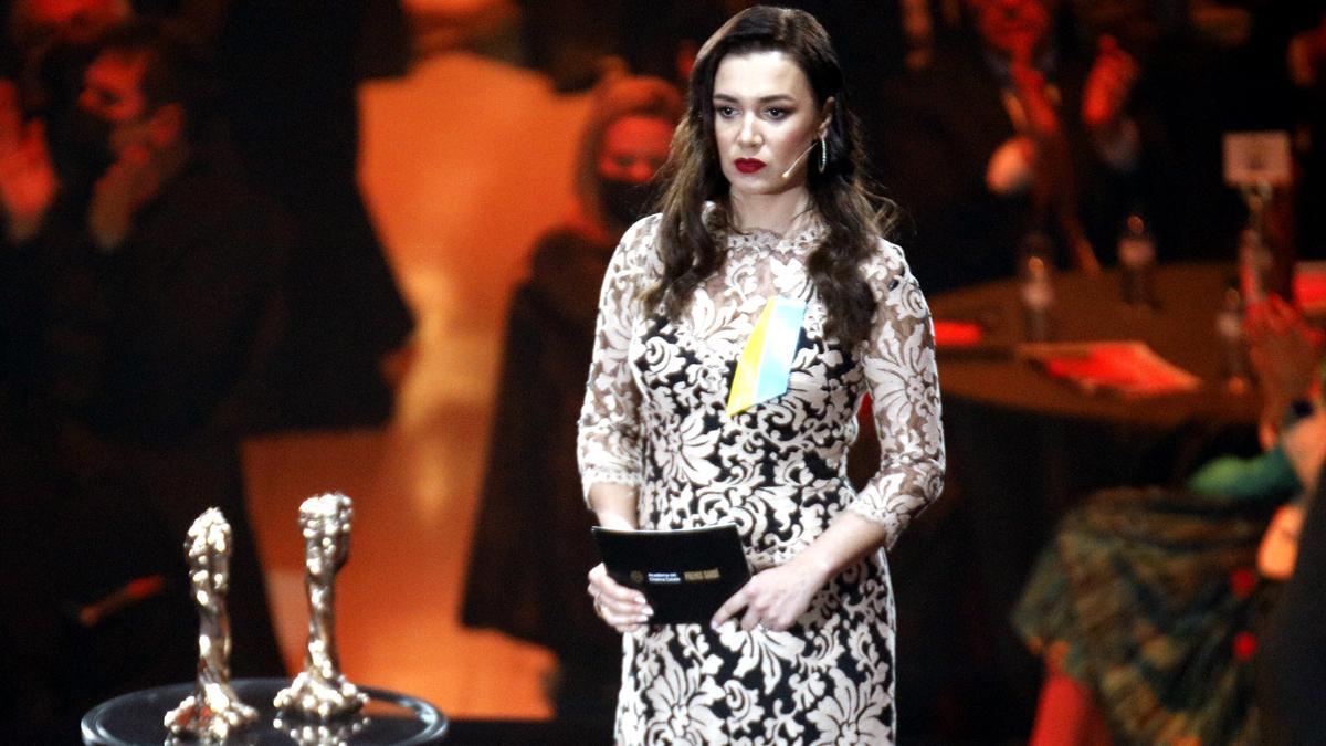 La actriz ucraniana Polina Dzhakaieva interviene en la celebración de los Premios Gaudí de cine catalán, en la Academia del Cine Catalán