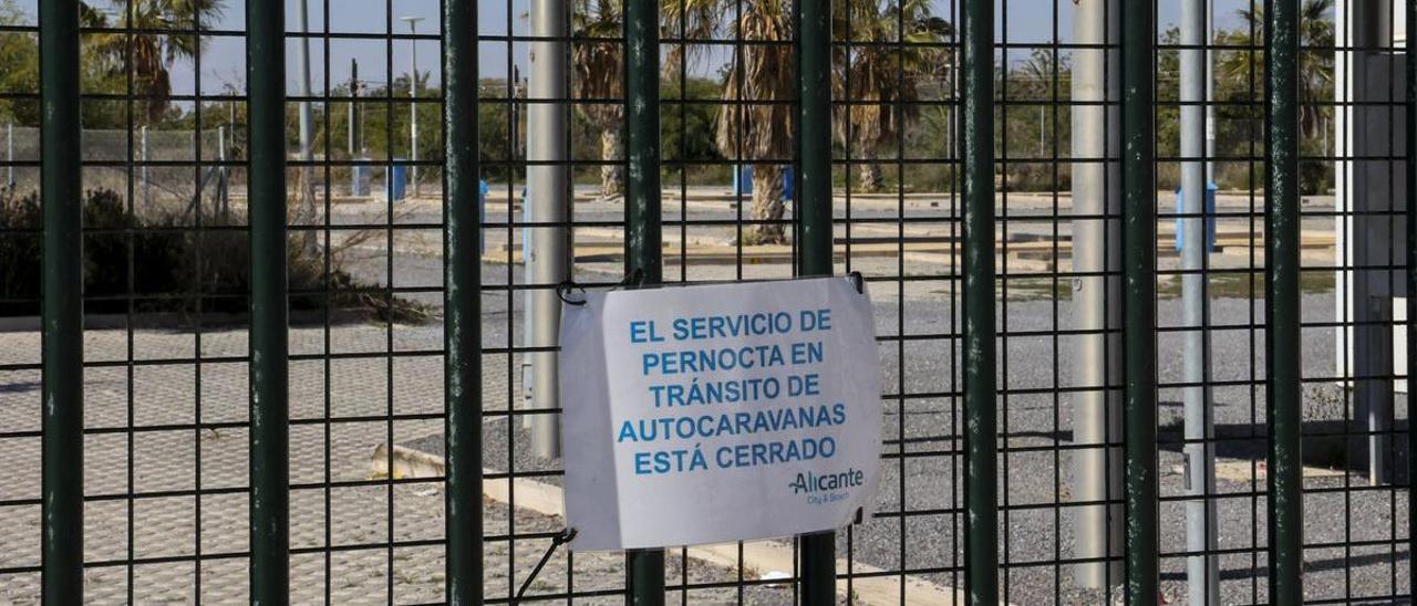 El aparcamiento para autocaravanas lleva cerrado desde noviembre