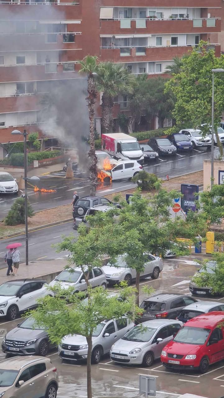 Galería: Arde un coche aparcado frente al Hospital Can Misses