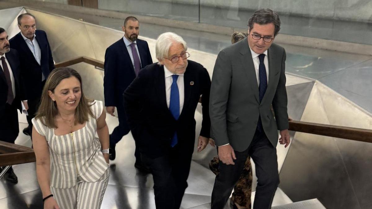 Por la izquierda María Calvo, Josep Sánchez Llibre y Antonio Garamendi, en el Caixaforum de Madrid