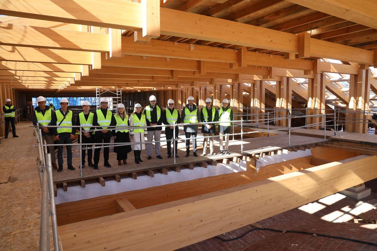 La consejera de Economía de la Junta de Andalucía, Carolina España, y la consejera de Cultura y Deporte, Patricia del Pozo, han visitado esta mañana las obras de la cubierta de la Catedral de Málaga, junto al obispo de Málaga, Monseñor José Antonio Satué.