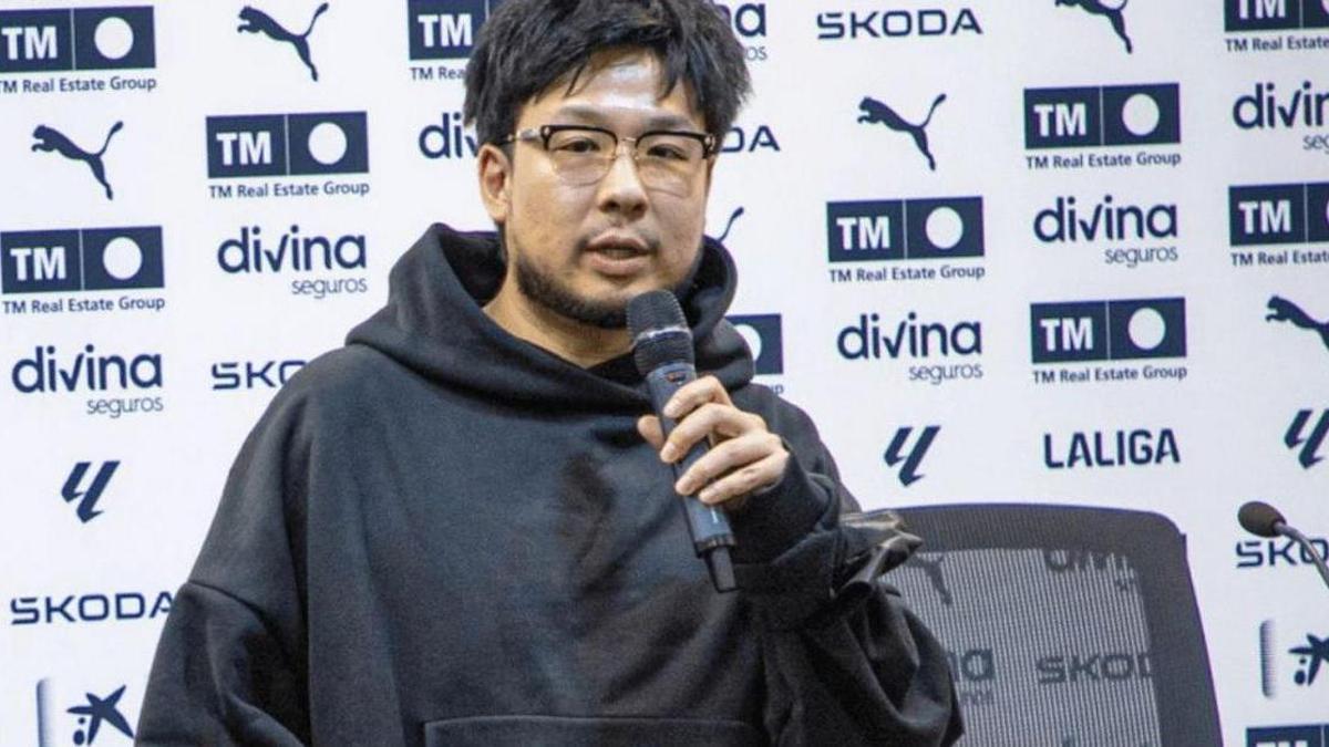 Así ha sido la salida de Kiat y Joey Lim de la reunión en Paterna