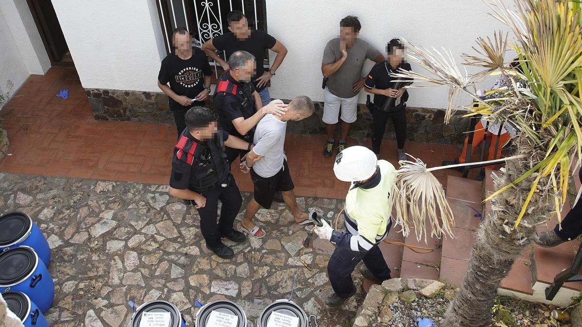 Vídeo | Operatiu policial contra tres grups dedicats al tràfic de substàncies i armes a Catalunya
