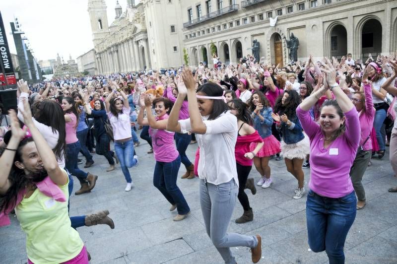 Fotogalería: La plaza del Pilar se tiñe de rosa contra el cáncer de mama