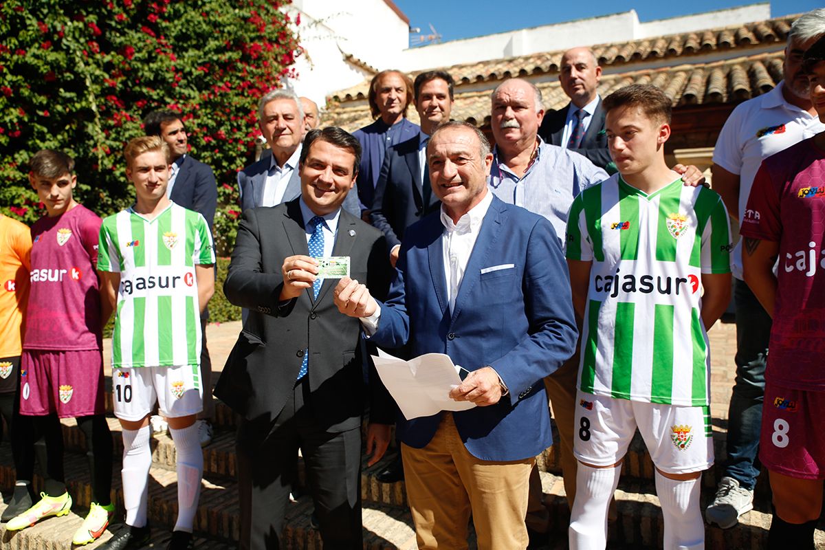 Pepe Escalante y Perico Campos junto a las autoridades en la presentación de las equipaciones de la temporada 2021-22