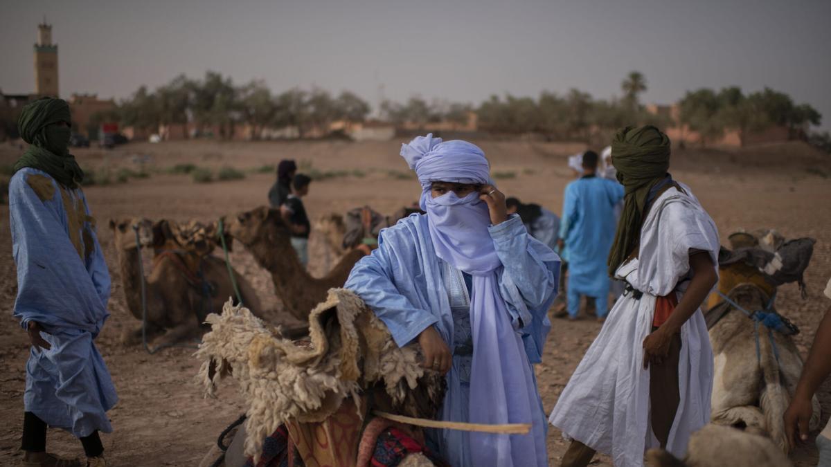 Nómadas con túnica y turbante en el desierto del Sáhara, en Marruecos.
