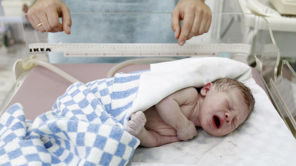 Un bebé recién nacido en un hospital clínico central de Moscú