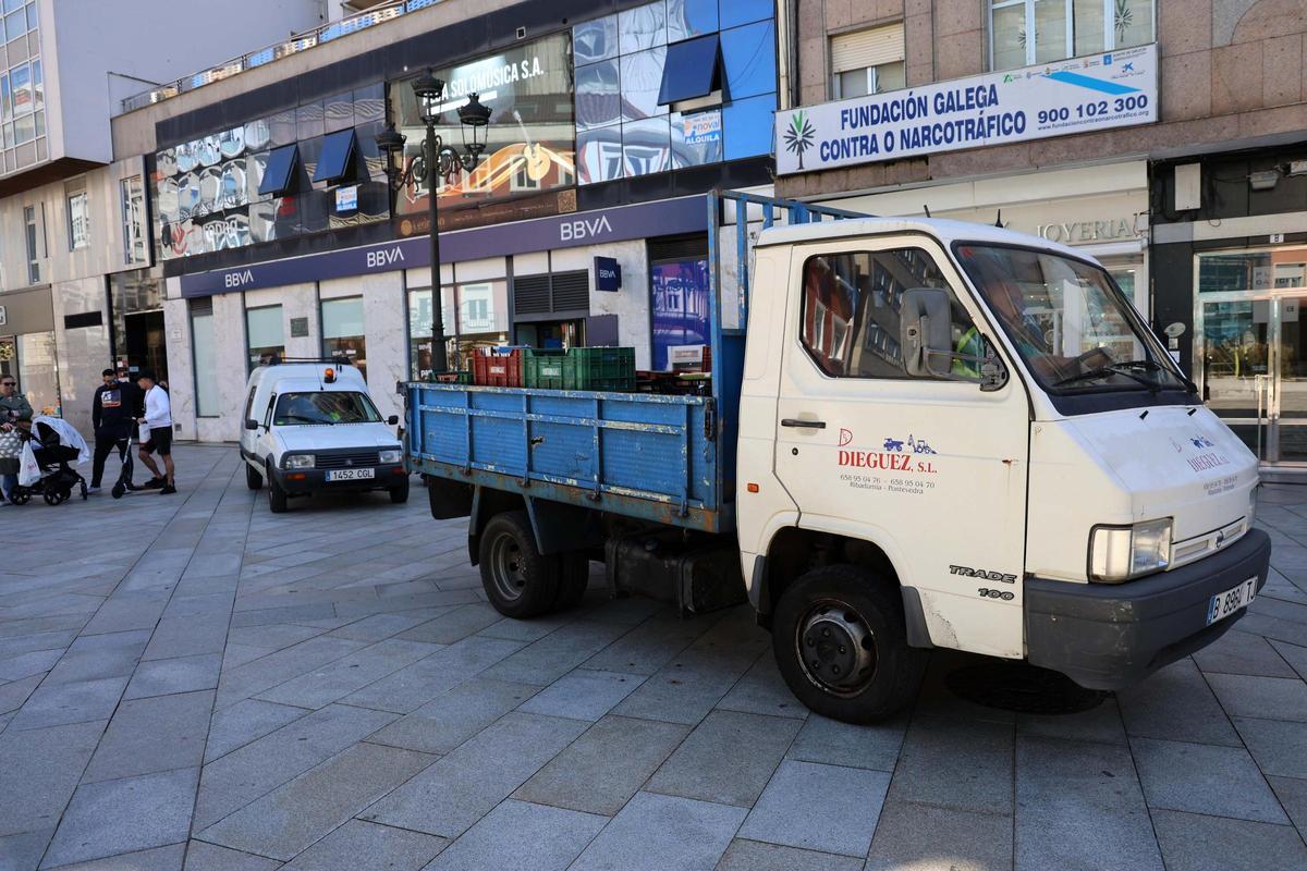 El vehículo que utiliza la empresa contratada por el Concello para realizar la mudanza, ayer por la plaza de Galicia.