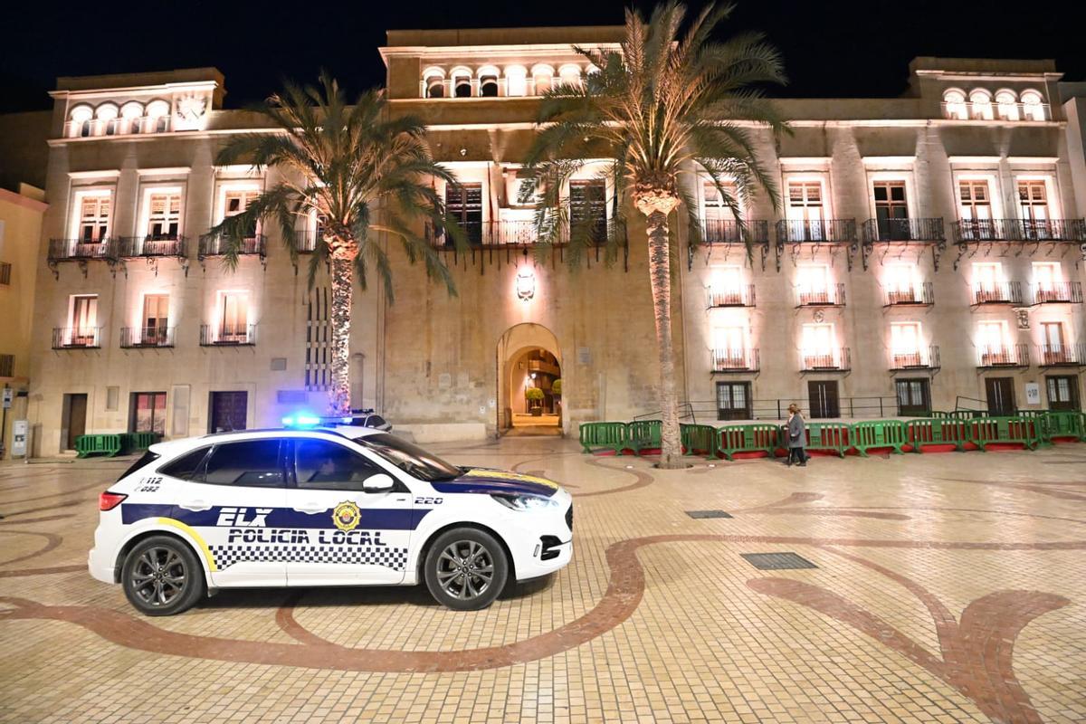 Elche se disfraza pese a la cancelación de Carnaval por el viento