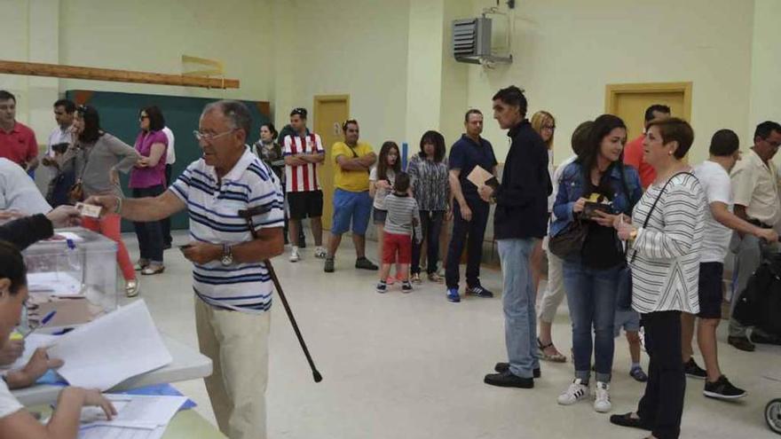 Colas en el colegio electoral Las Eras, donde se instaló una cabina de papeletas más.