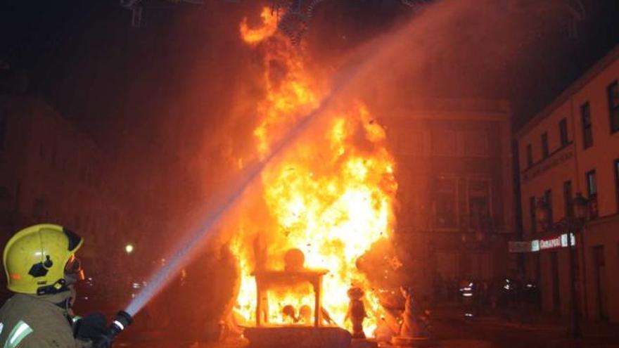 Momento de la Cremá de la Falla Oficial durante el pasado año.