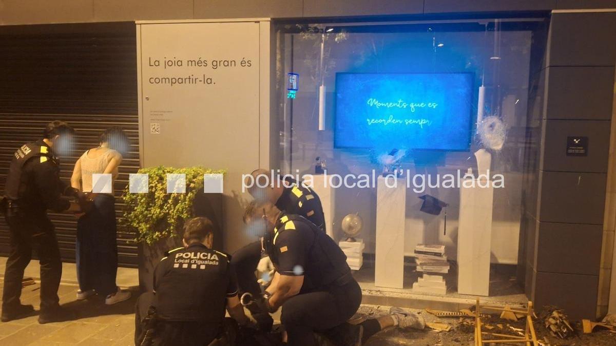Moment de la detenció davant la joieria per part dels agents de la Policia Local