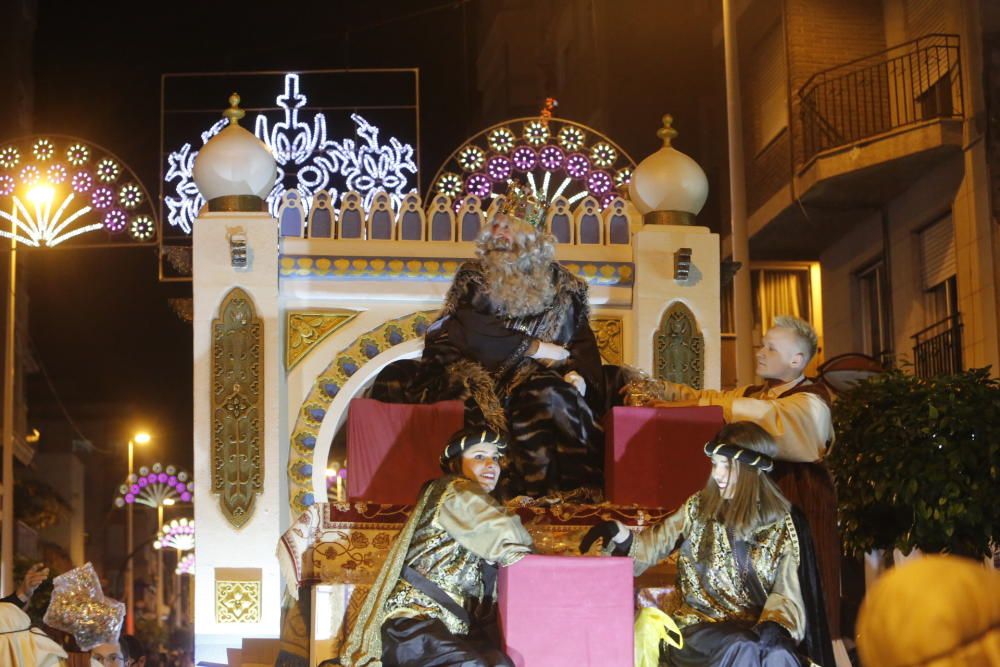 La cabalgata de los Reyes Magos en Elche ha recorrido el centro de la ciudad con 13 carrozas y más de 600 personas