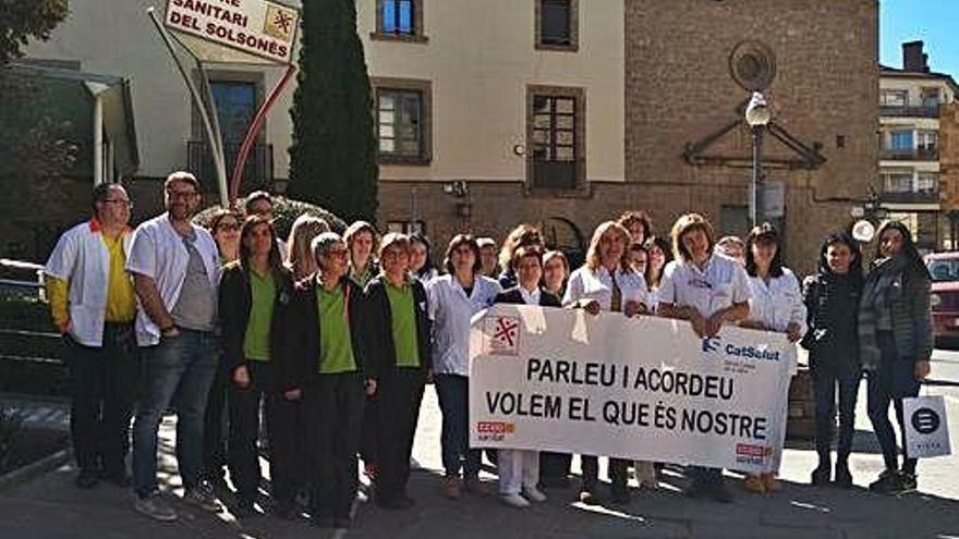 Nova concentració dels treballadors davant del Centre Sanitari