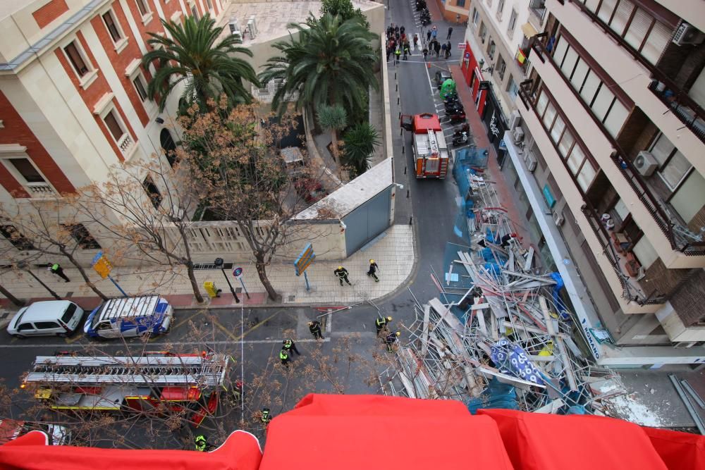 Cae un andamio de grandes dimensiones en pleno centro de Alicante