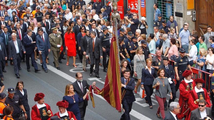 Giner, portando la Reial Senyera