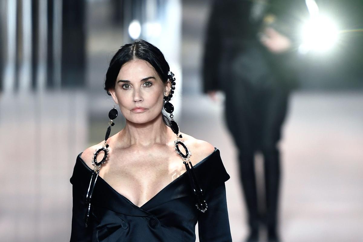 Demi Moore exhibeix nova cara en la desfilada de Fendi a París