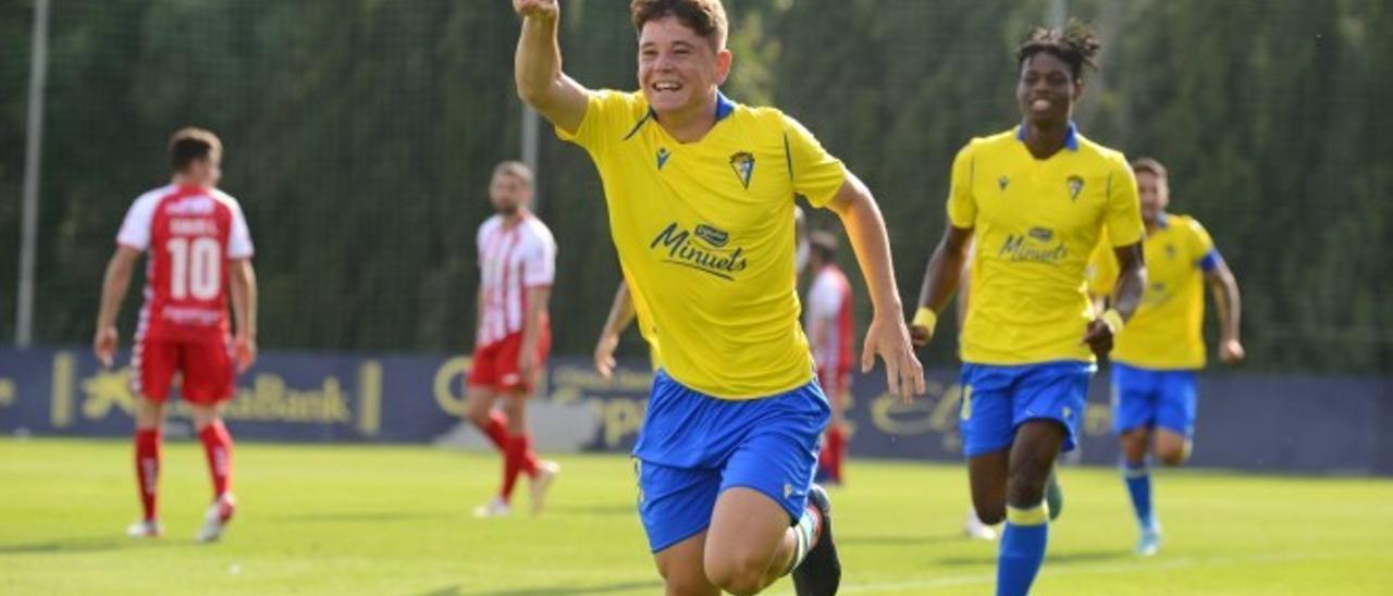 Bastida, del Cádiz B, celebra el segundo gol de su equipo con los jugadores del Don Benito abatidos al fondo.