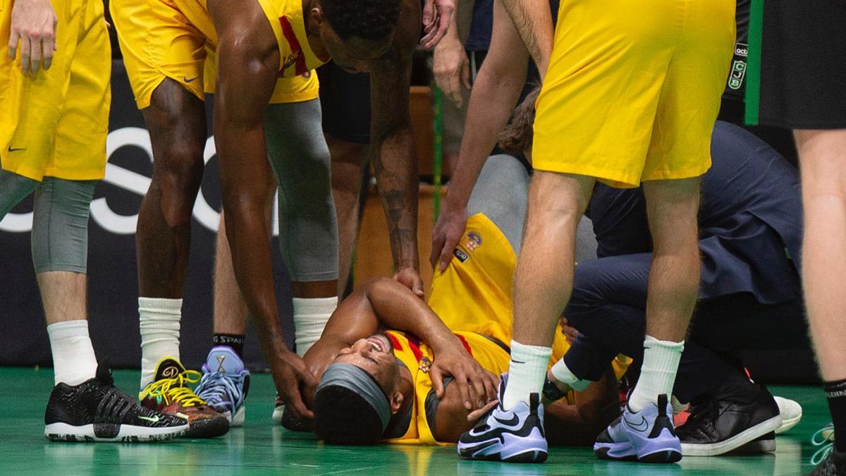 Brandon Davies se lesionó en el hombro