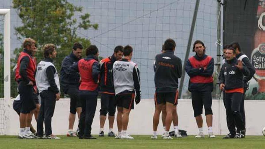 Eusebio Sacristán conversa con sus jugadores durante el entrenamiento matinal celebrado ayer por el Celta en las instalaciones deportivas de A Madroa.