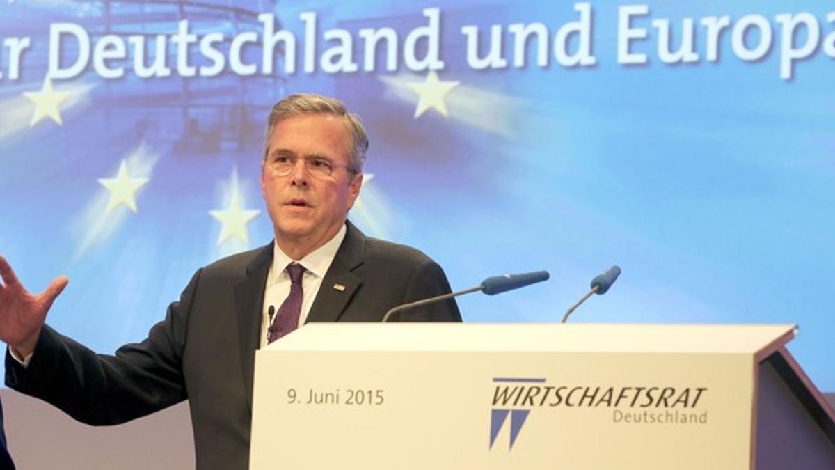 Jeb Bush da un discurso durante la reunión del consejo económico del Partido Demócratacristiano de Angela Merkel en Berlín.