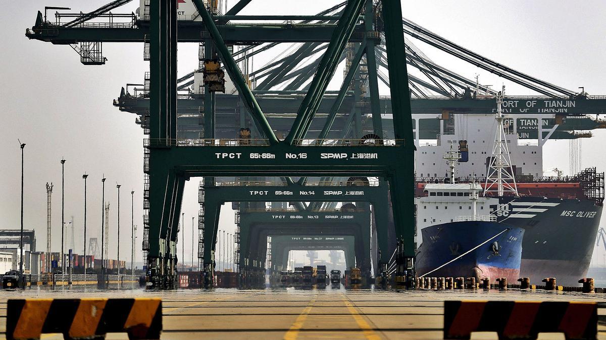 Puerto de Tianjin, uno de los grandes del sudeste asiático, con el que Valenciaport mantiene acuerdos de colaboración. | EFE/MANUEL BRUQUE