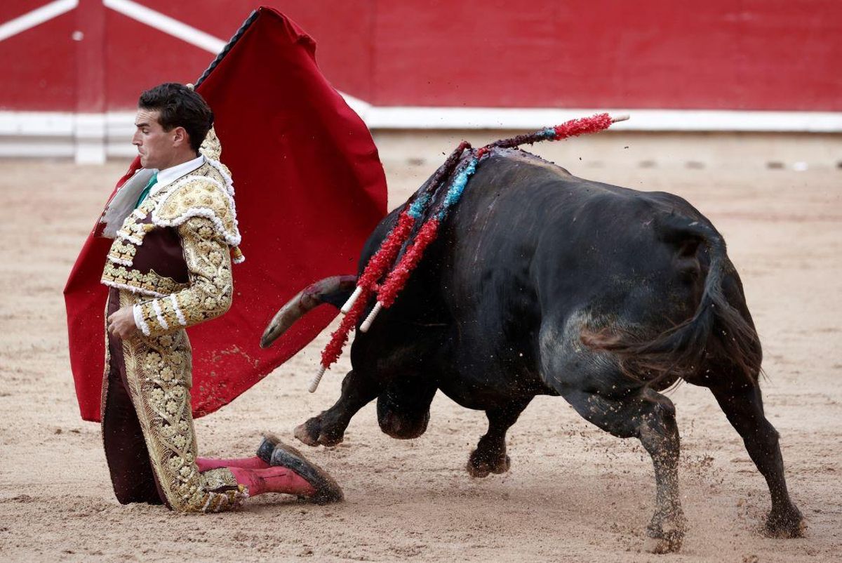 El diestro Fernando Adrián durante la lidia a su segundo toro