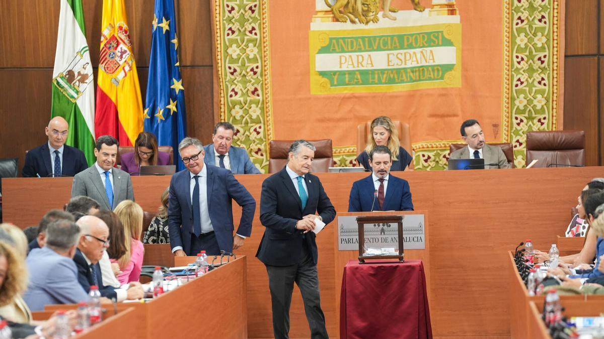 El vicepresidente primero y consejero de Presidencia, Sanidad y Emergencias, Antonio Sanz, durante las votaciones en el pleno del Parlamento andaluz.