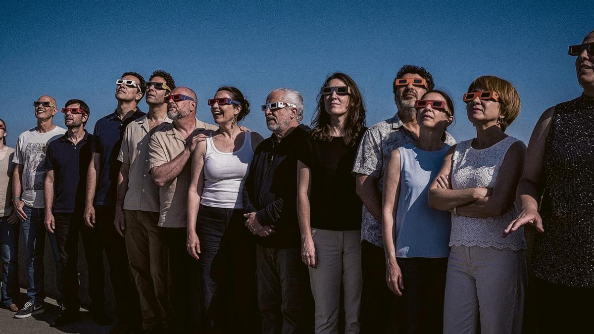 LA FOTO CONTADA | El eclipse, el amor: elogio de lo incierto. Un grupo de personas hacen pruebas con los anteojos días antes del eclipse.