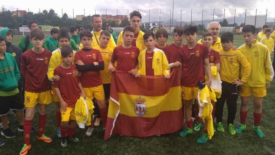 La selección benaventana posa con ka bandera de España.
