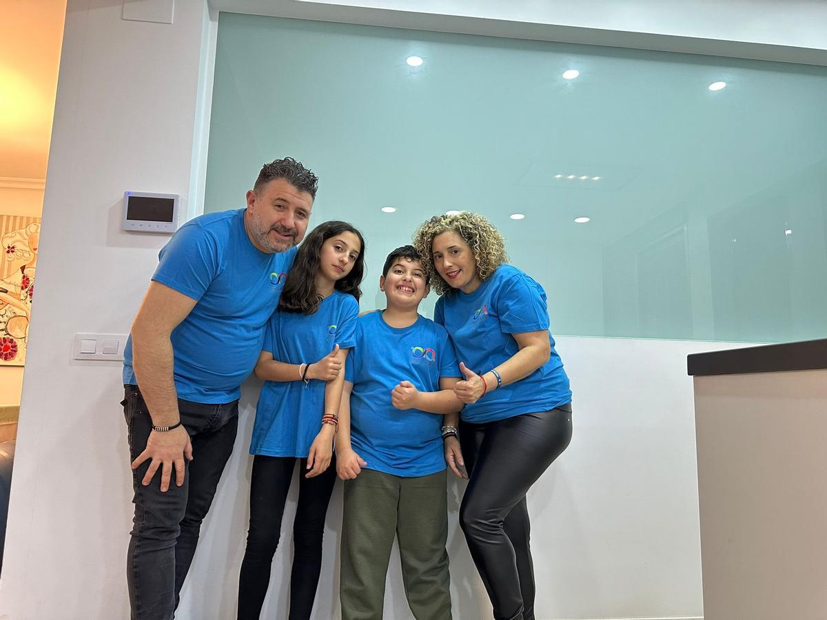 La presidenta de Aldaia Inclusió con su familia.