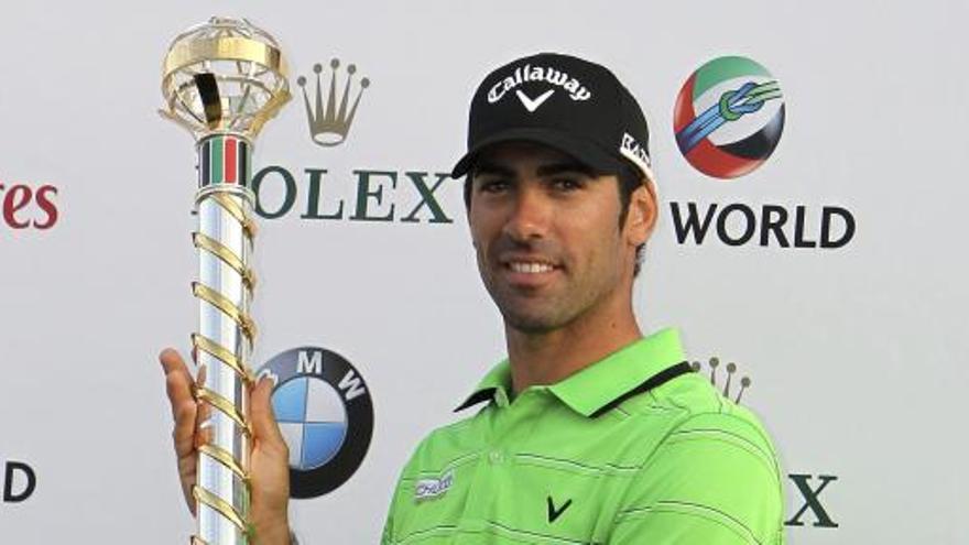 Álvaro Quirós posa con el trofeo tras ganar la gran final del Circuito Europeo en el Jumeirah Golf Estates de Dubai.