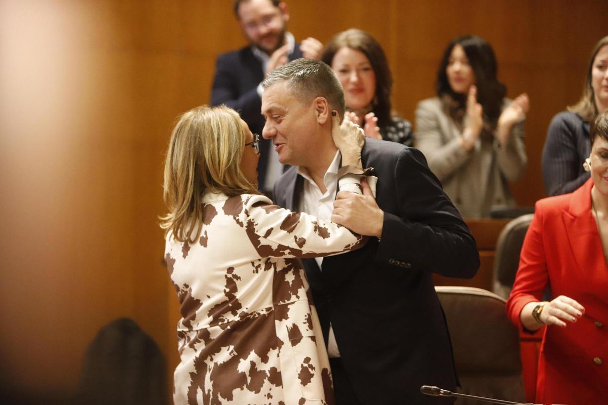 Mayte Pérez, nueva senadora autonómica, abraza a Fernando Sabés, nuevo portavoz del PSOE en las Cortes.
