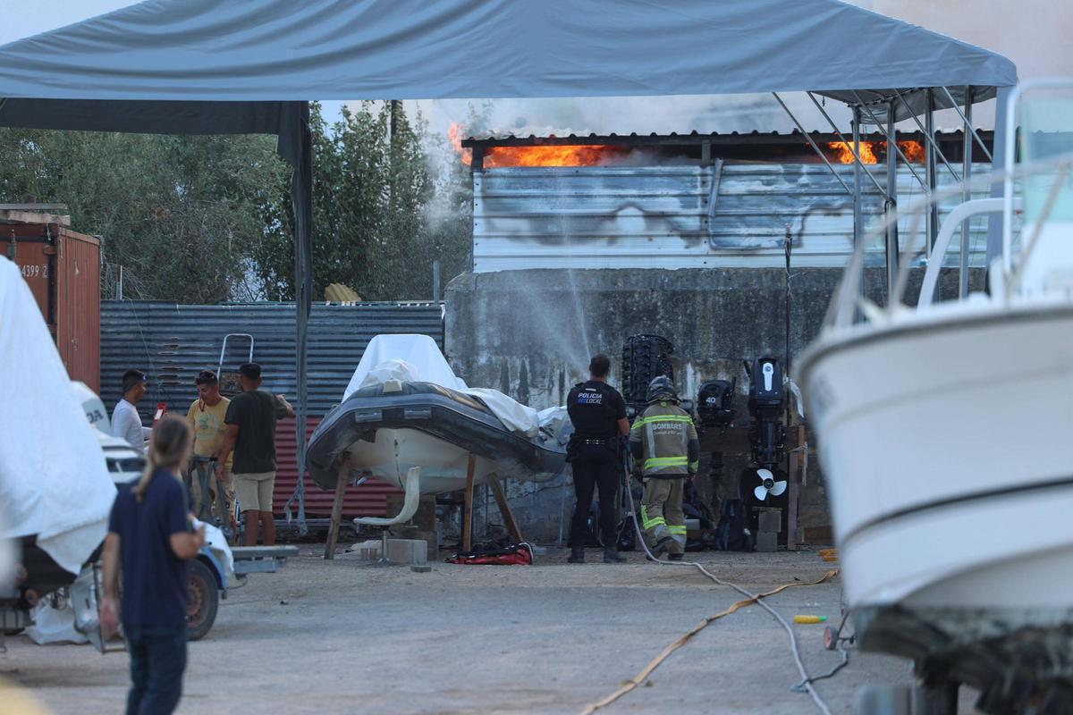 Galería: alarma por un incendio en la Fundació Deixalles de Ibiza Galería: alarma por un incendio en la Fundació Deixalles de Ibiza